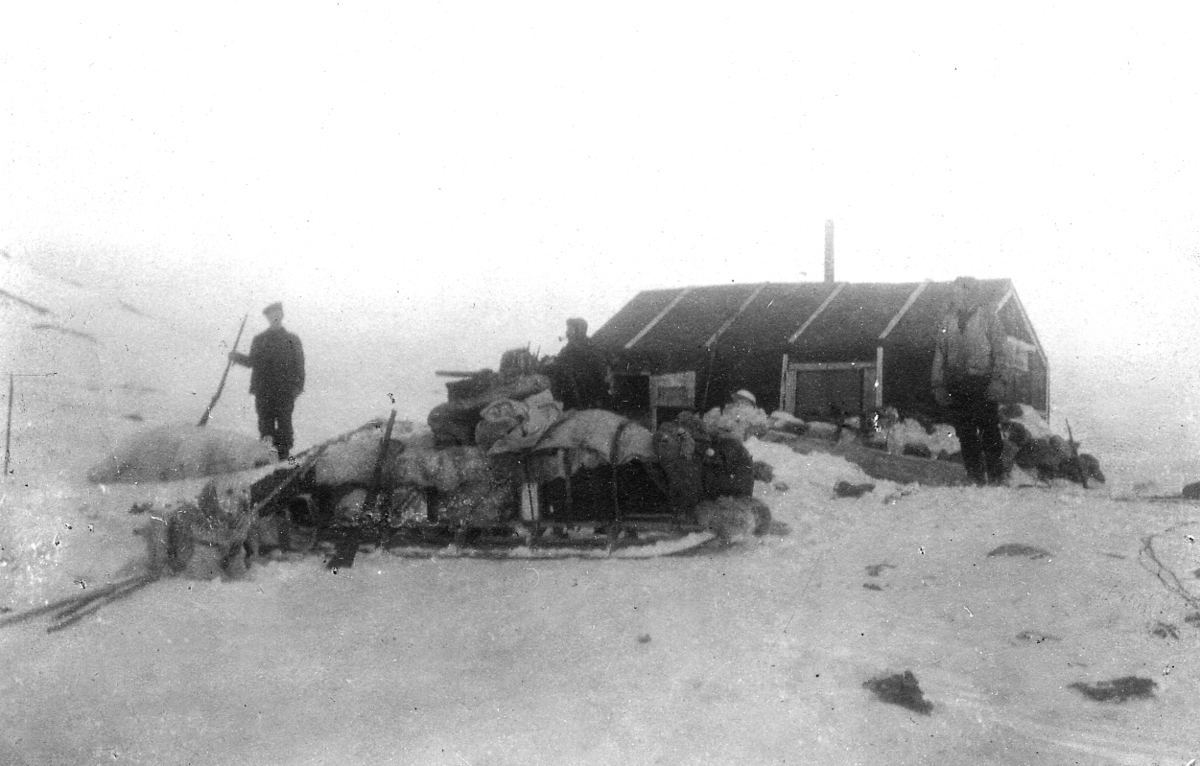 Bildet fra Theodor Lerners ekspedisjon. Han var en tysk journalist og polarfarer. Foretok mange reiser til Svalbard og Bjørnøya i årene fra 1896. Overvintret på Bohemanneset i Isfjorden sammen med Hjalmar Johansen (1907–08). Lerner er særlig kjent for sine anneksjoner av land på Bjørnøya 1898–99. Kjent under tilnavnet Tåkefyrsten. Bildet kommer fra Historisches Museum i Frankfurt am Mein.