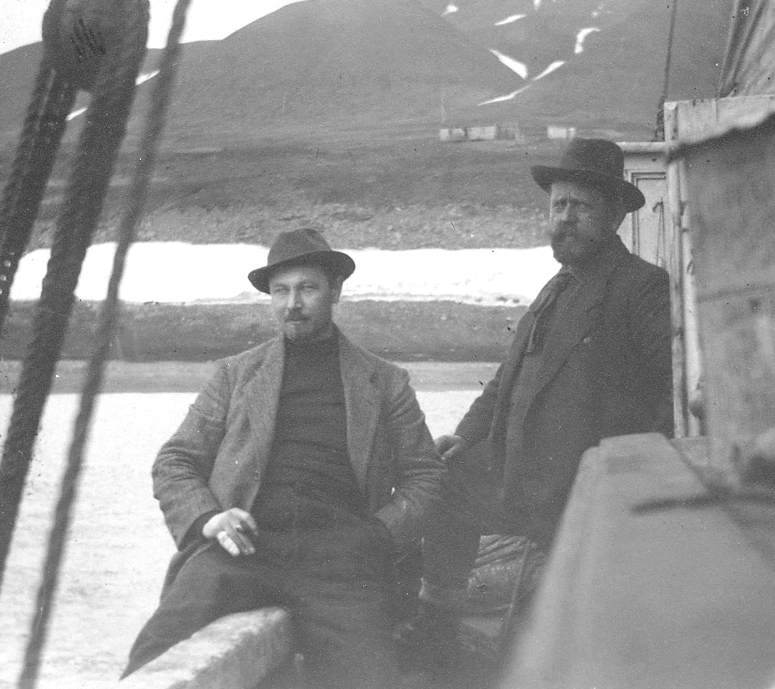 Bildet fra Theodor Lerners ekspedisjon. Han var en tysk journalist og polarfarer. Foretok mange reiser til Svalbard og Bjørnøya i årene fra 1896. Overvintret på Bohemanneset i Isfjorden sammen med Hjalmar Johansen (1907–08). Lerner er særlig kjent for sine anneksjoner av land på Bjørnøya 1898–99. Kjent under tilnavnet Tåkefyrsten. Bildet kommer fra Historisches Museum i Frankfurt am Mein.