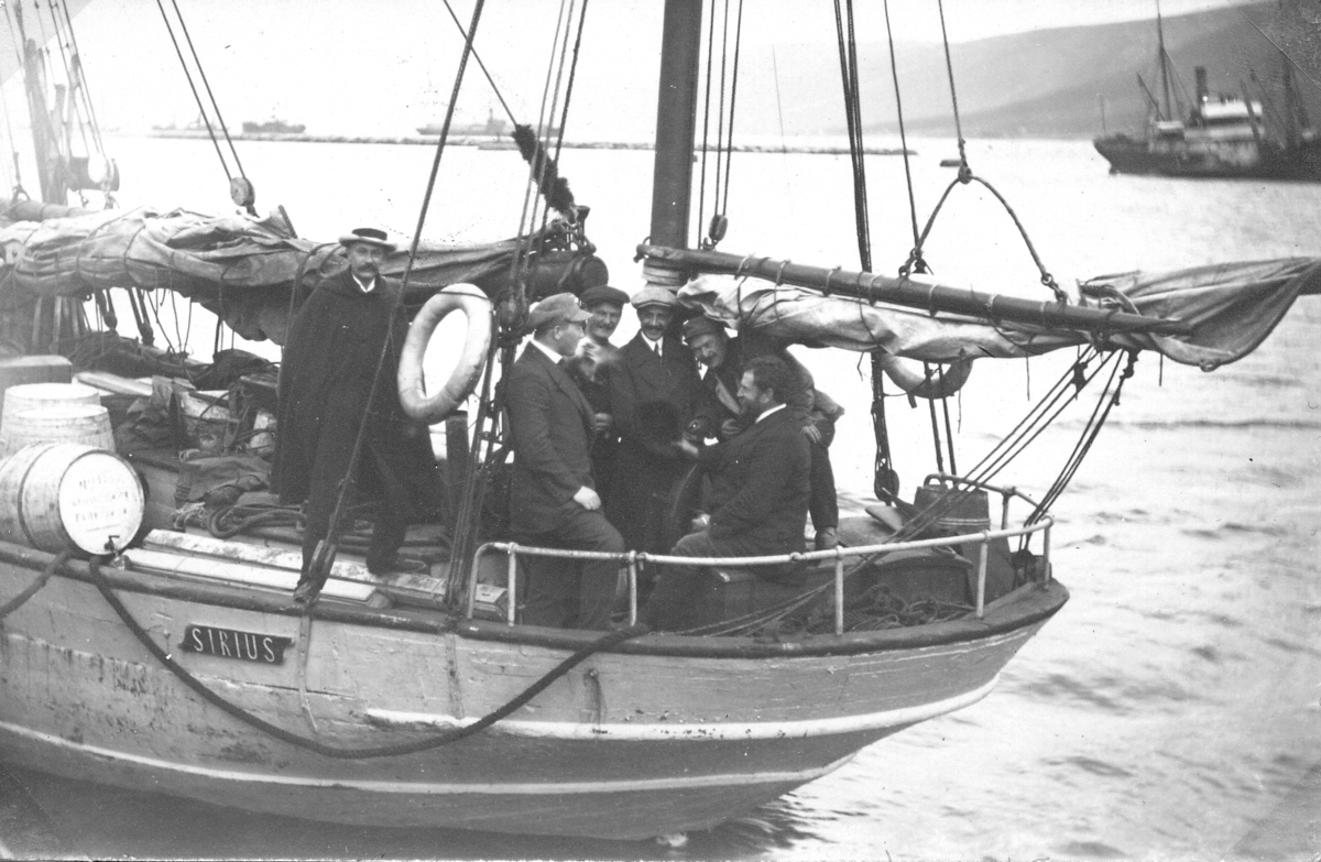 Bildet fra Theodor Lerners ekspedisjon. Han var en tysk journalist og polarfarer. Foretok mange reiser til Svalbard og Bjørnøya i årene fra 1896. Overvintret på Bohemanneset i Isfjorden sammen med Hjalmar Johansen (1907–08). Lerner er særlig kjent for sine anneksjoner av land på Bjørnøya 1898–99. Kjent under tilnavnet Tåkefyrsten. Bildet kommer fra Historisches Museum i Frankfurt am Mein.