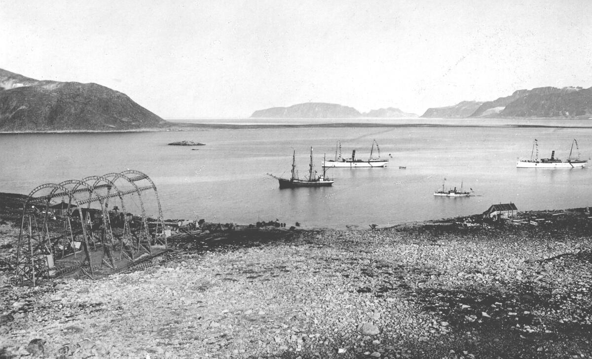 Bildet fra Theodor Lerners ekspedisjon. Han var en tysk journalist og polarfarer. Foretok mange reiser til Svalbard og Bjørnøya i årene fra 1896. Overvintret på Bohemanneset i Isfjorden sammen med Hjalmar Johansen (1907–08). Lerner er særlig kjent for sine anneksjoner av land på Bjørnøya 1898–99. Kjent under tilnavnet Tåkefyrsten. Bildet kommer fra Historisches Museum i Frankfurt am Mein.