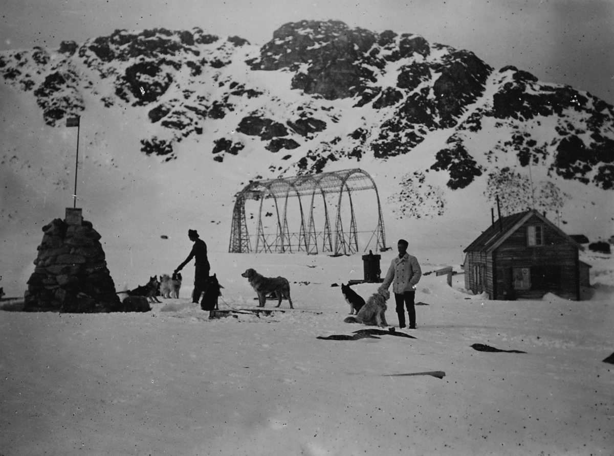 Bildet fra Theodor Lerners ekspedisjon. Han var en tysk journalist og polarfarer. Foretok mange reiser til Svalbard og Bjørnøya i årene fra 1896. Overvintret på Bohemanneset i Isfjorden sammen med Hjalmar Johansen (1907–08). Lerner er særlig kjent for sine anneksjoner av land på Bjørnøya 1898–99. Kjent under tilnavnet Tåkefyrsten. Bildet kommer fra Historisches Museum i Frankfurt am Mein.