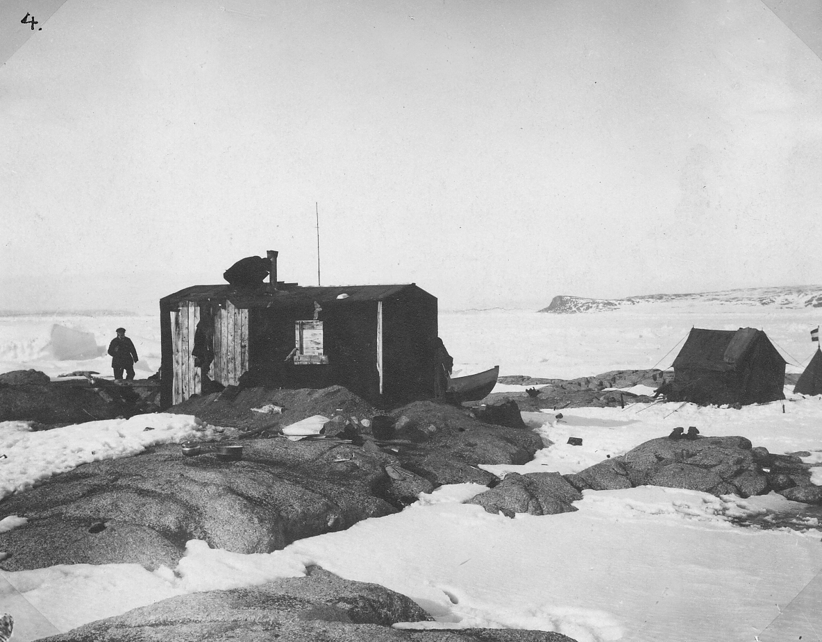 Bildet fra Theodor Lerners ekspedisjon. Han var en tysk journalist og polarfarer. Foretok mange reiser til Svalbard og Bjørnøya i årene fra 1896. Overvintret på Bohemanneset i Isfjorden sammen med Hjalmar Johansen (1907–08). Lerner er særlig kjent for sine anneksjoner av land på Bjørnøya 1898–99. Kjent under tilnavnet Tåkefyrsten. Bildet kommer fra Historisches Museum i Frankfurt am Mein.