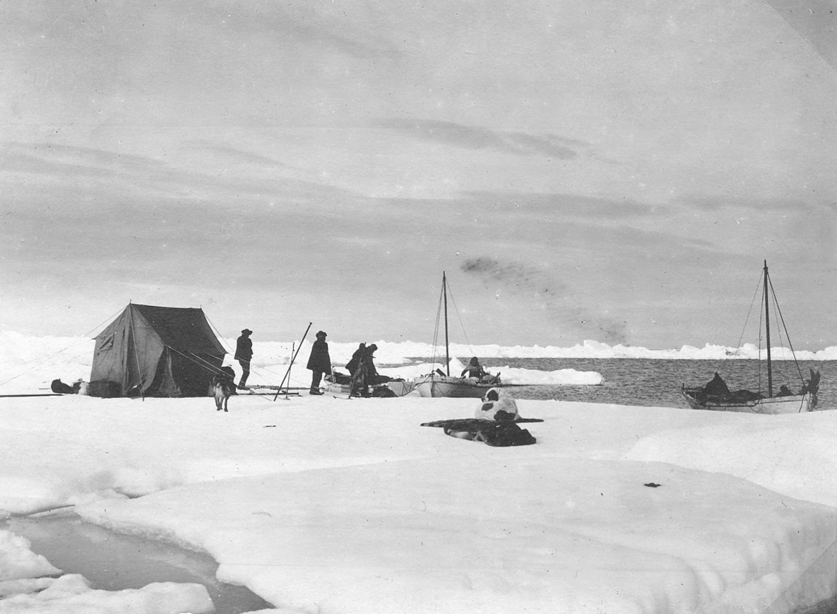 Bildet fra Theodor Lerners ekspedisjon. Han var en tysk journalist og polarfarer. Foretok mange reiser til Svalbard og Bjørnøya i årene fra 1896. Overvintret på Bohemanneset i Isfjorden sammen med Hjalmar Johansen (1907–08). Lerner er særlig kjent for sine anneksjoner av land på Bjørnøya 1898–99. Kjent under tilnavnet Tåkefyrsten. Bildet kommer fra Historisches Museum i Frankfurt am Mein.