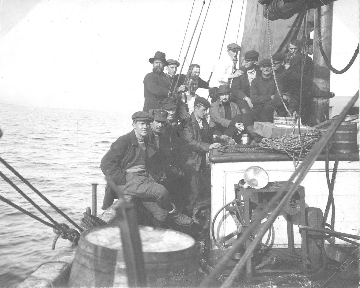 Bildet fra Theodor Lerners ekspedisjon. Han var en tysk journalist og polarfarer. Foretok mange reiser til Svalbard og Bjørnøya i årene fra 1896. Overvintret på Bohemanneset i Isfjorden sammen med Hjalmar Johansen (1907–08). Lerner er særlig kjent for sine anneksjoner av land på Bjørnøya 1898–99. Kjent under tilnavnet Tåkefyrsten. Bildet kommer fra Historisches Museum i Frankfurt am Mein.