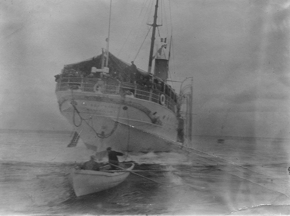 Bildet fra Theodor Lerners ekspedisjon. Han var en tysk journalist og polarfarer. Foretok mange reiser til Svalbard og Bjørnøya i årene fra 1896. Overvintret på Bohemanneset i Isfjorden sammen med Hjalmar Johansen (1907–08). Lerner er særlig kjent for sine anneksjoner av land på Bjørnøya 1898–99. Kjent under tilnavnet Tåkefyrsten. Bildet kommer fra Historisches Museum i Frankfurt am Mein.