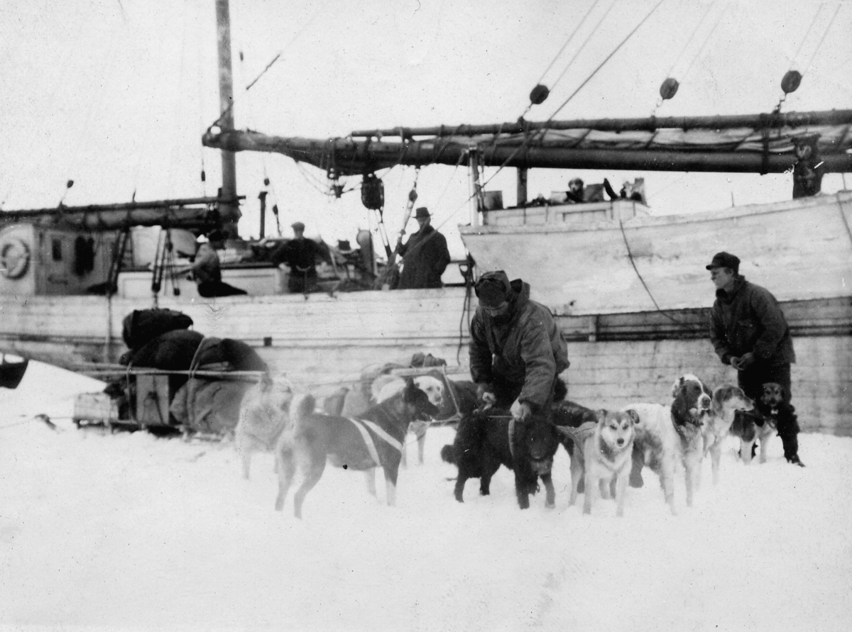 Bildet fra Theodor Lerners ekspedisjon. Han var en tysk journalist og polarfarer. Foretok mange reiser til Svalbard og Bjørnøya i årene fra 1896. Overvintret på Bohemanneset i Isfjorden sammen med Hjalmar Johansen (1907–08). Lerner er særlig kjent for sine anneksjoner av land på Bjørnøya 1898–99. Kjent under tilnavnet Tåkefyrsten. Bildet kommer fra Historisches Museum i Frankfurt am Mein.