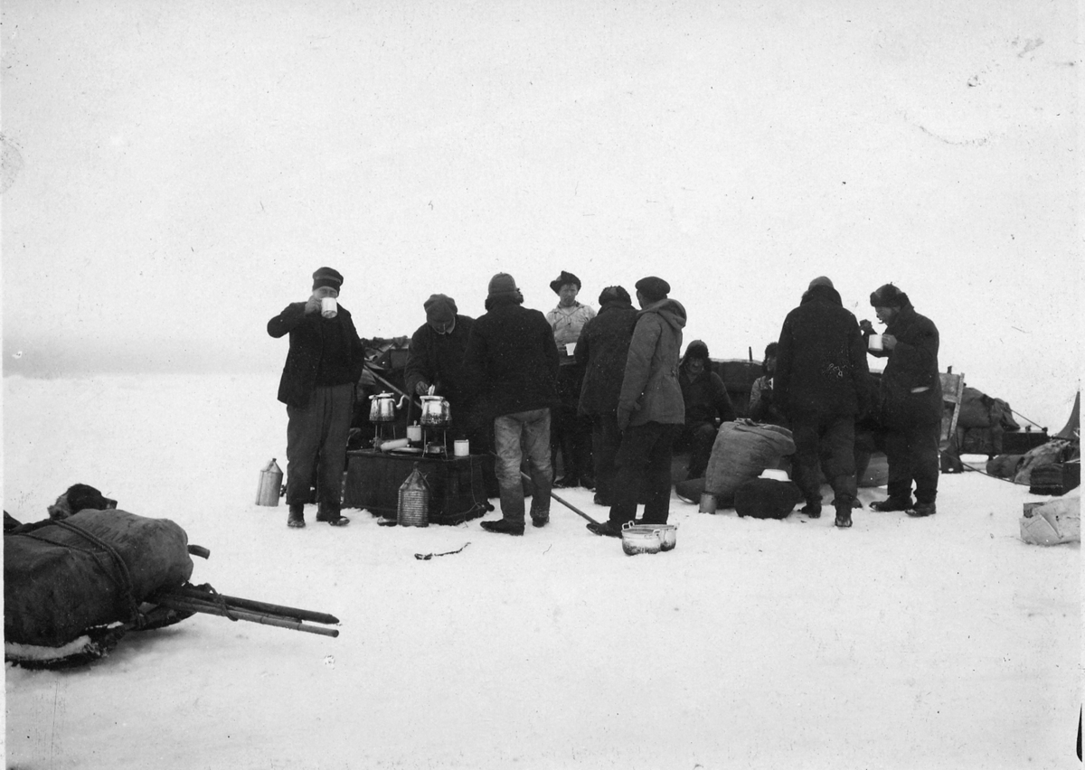 Bildet fra Theodor Lerners ekspedisjon. Han var en tysk journalist og polarfarer. Foretok mange reiser til Svalbard og Bjørnøya i årene fra 1896. Overvintret på Bohemanneset i Isfjorden sammen med Hjalmar Johansen (1907–08). Lerner er særlig kjent for sine anneksjoner av land på Bjørnøya 1898–99. Kjent under tilnavnet Tåkefyrsten. Bildet kommer fra Historisches Museum i Frankfurt am Mein.