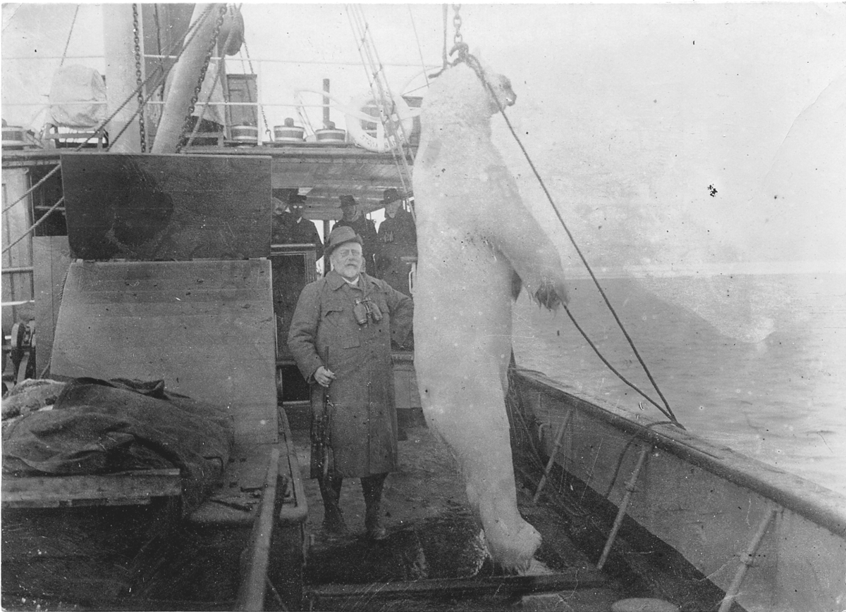 Bildet fra Theodor Lerners ekspedisjon. Han var en tysk journalist og polarfarer. Foretok mange reiser til Svalbard og Bjørnøya i årene fra 1896. Overvintret på Bohemanneset i Isfjorden sammen med Hjalmar Johansen (1907–08). Lerner er særlig kjent for sine anneksjoner av land på Bjørnøya 1898–99. Kjent under tilnavnet Tåkefyrsten. Bildet kommer fra Historisches Museum i Frankfurt am Mein.