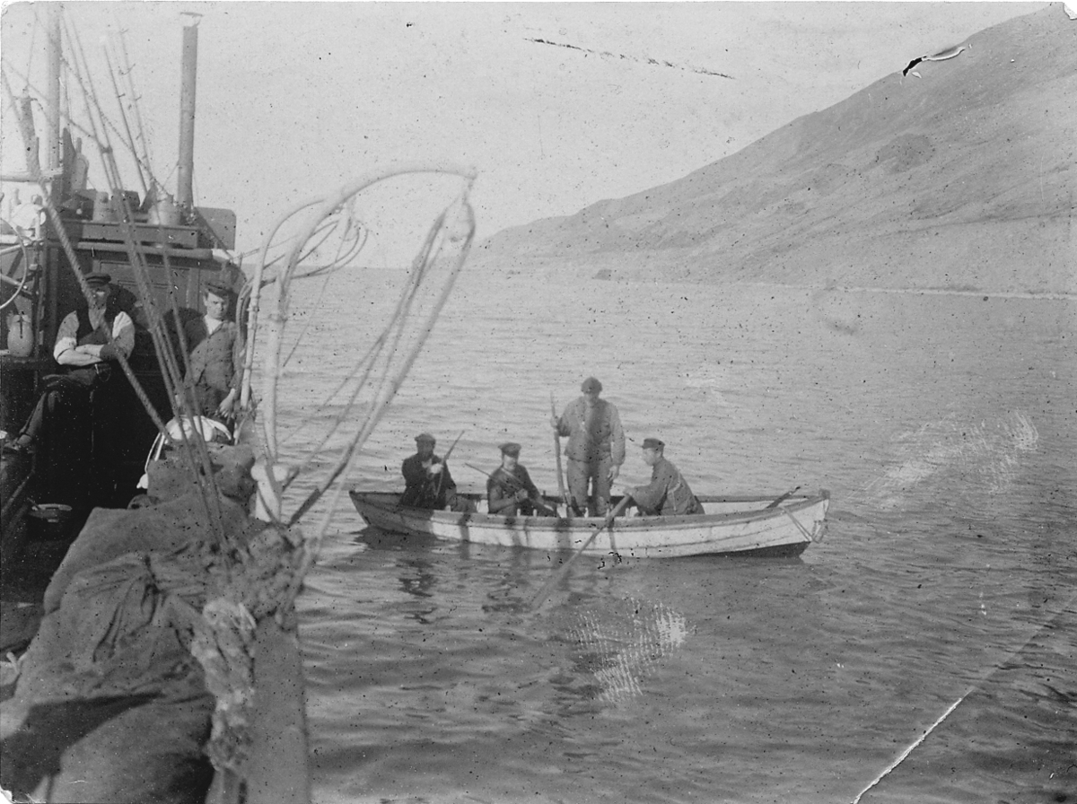 Bildet fra Theodor Lerners ekspedisjon. Han var en tysk journalist og polarfarer. Foretok mange reiser til Svalbard og Bjørnøya i årene fra 1896. Overvintret på Bohemanneset i Isfjorden sammen med Hjalmar Johansen (1907–08). Lerner er særlig kjent for sine anneksjoner av land på Bjørnøya 1898–99. Kjent under tilnavnet Tåkefyrsten. Bildet kommer fra Historisches Museum i Frankfurt am Mein.