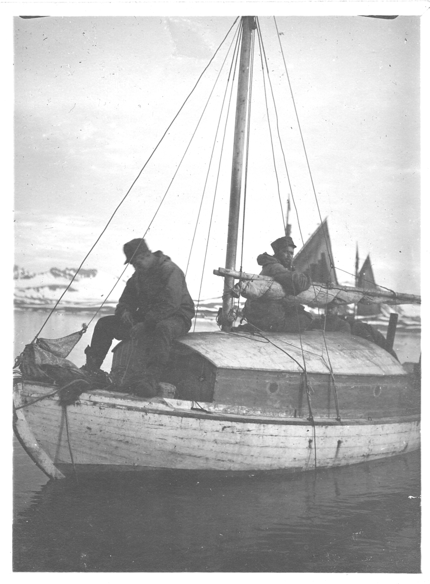 Bildet fra Theodor Lerners ekspedisjon. Han var en tysk journalist og polarfarer. Foretok mange reiser til Svalbard og Bjørnøya i årene fra 1896. Overvintret på Bohemanneset i Isfjorden sammen med Hjalmar Johansen (1907–08). Lerner er særlig kjent for sine anneksjoner av land på Bjørnøya 1898–99. Kjent under tilnavnet Tåkefyrsten. Bildet kommer fra Historisches Museum i Frankfurt am Mein.