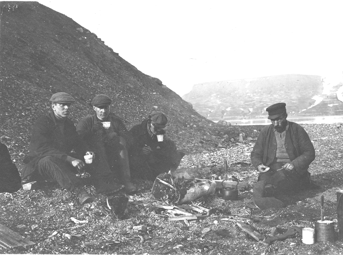 Bildet fra Theodor Lerners ekspedisjon. Han var en tysk journalist og polarfarer. Foretok mange reiser til Svalbard og Bjørnøya i årene fra 1896. Overvintret på Bohemanneset i Isfjorden sammen med Hjalmar Johansen (1907–08). Lerner er særlig kjent for sine anneksjoner av land på Bjørnøya 1898–99. Kjent under tilnavnet Tåkefyrsten. Bildet kommer fra Historisches Museum i Frankfurt am Mein.