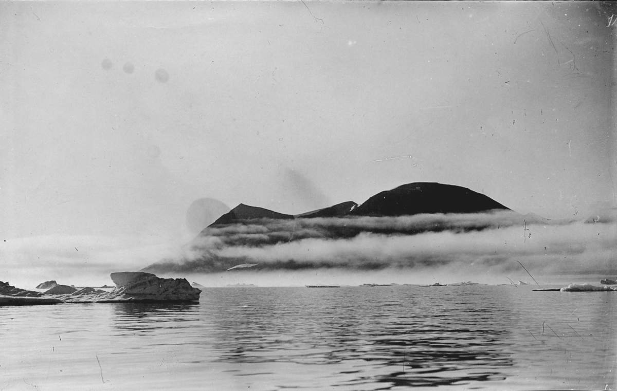 Bildet fra Theodor Lerners ekspedisjon. Han var en tysk journalist og polarfarer. Foretok mange reiser til Svalbard og Bjørnøya i årene fra 1896. Overvintret på Bohemanneset i Isfjorden sammen med Hjalmar Johansen (1907–08). Lerner er særlig kjent for sine anneksjoner av land på Bjørnøya 1898–99. Kjent under tilnavnet Tåkefyrsten. Bildet kommer fra Historisches Museum i Frankfurt am Mein.