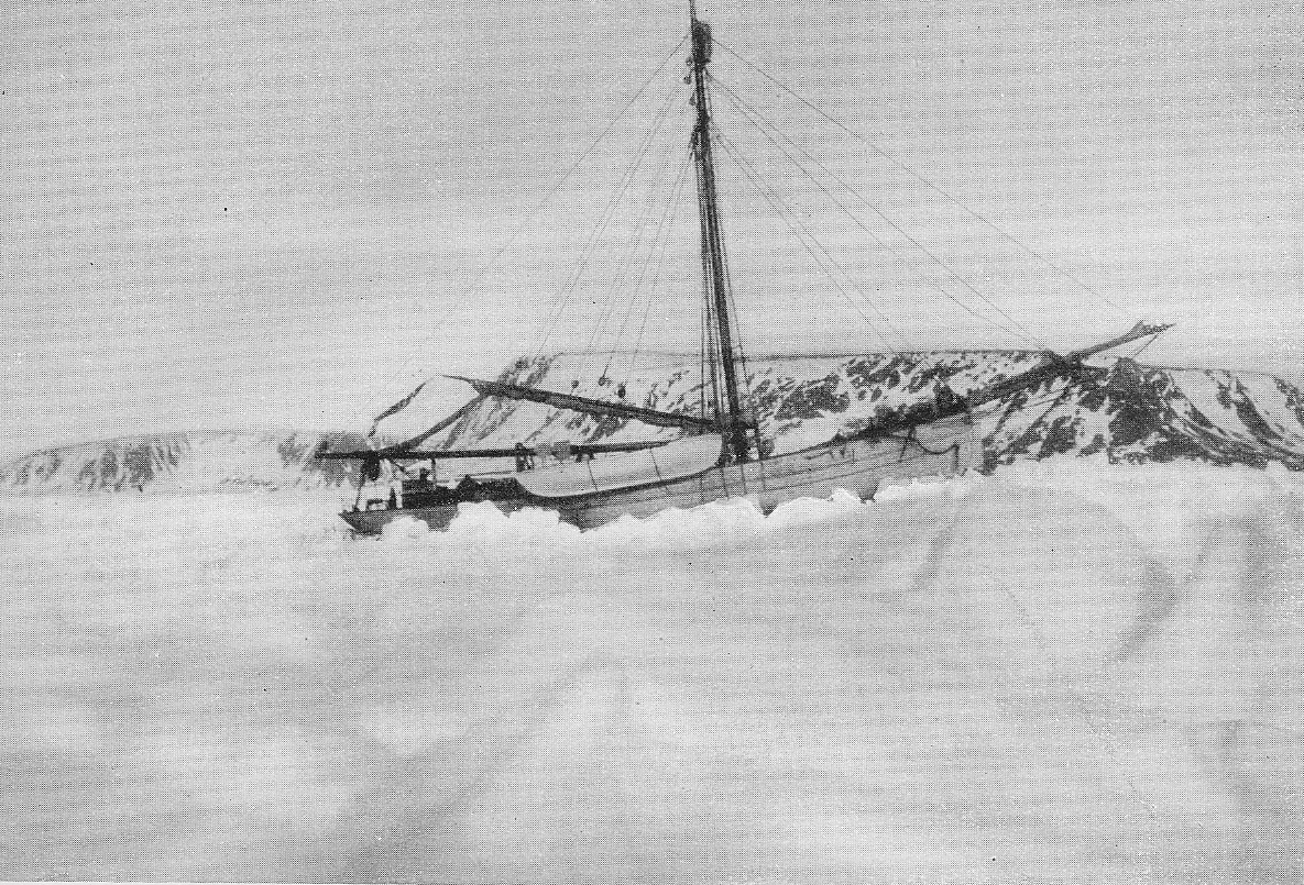 Bildet fra Theodor Lerners ekspedisjon. Han var en tysk journalist og polarfarer. Foretok mange reiser til Svalbard og Bjørnøya i årene fra 1896. Overvintret på Bohemanneset i Isfjorden sammen med Hjalmar Johansen (1907–08). Lerner er særlig kjent for sine anneksjoner av land på Bjørnøya 1898–99. Kjent under tilnavnet Tåkefyrsten. Bildet kommer fra Historisches Museum i Frankfurt am Mein.