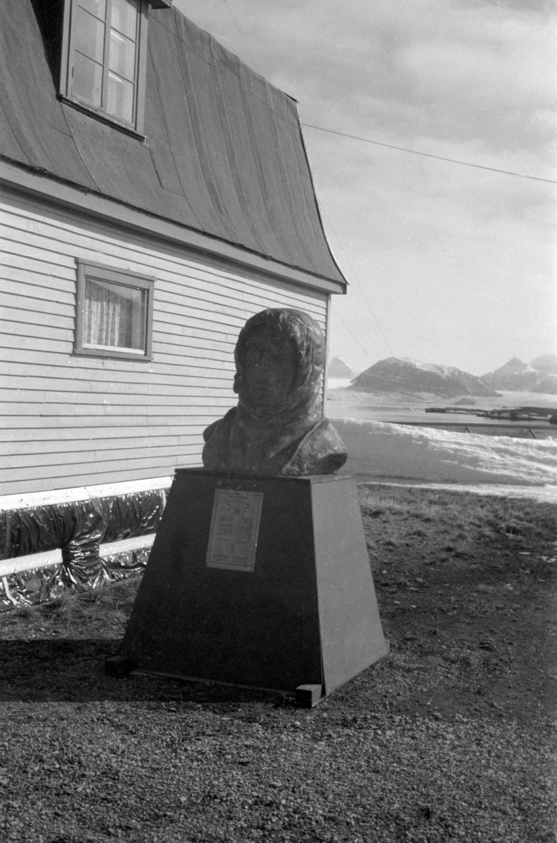 Amundsens monument i Ny-Ålesund.