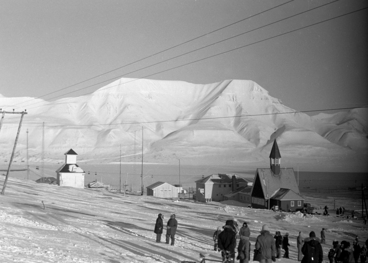 Folk ved svalbard kirke.