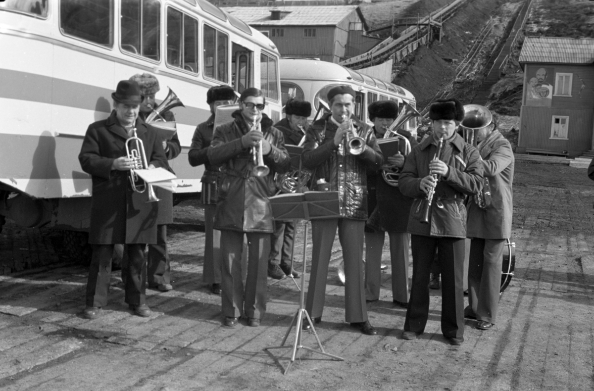 Musikanter på kaia i Barentsburg.