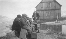 Kings Bay - Barn spiser bananer. Bildet fra CD.