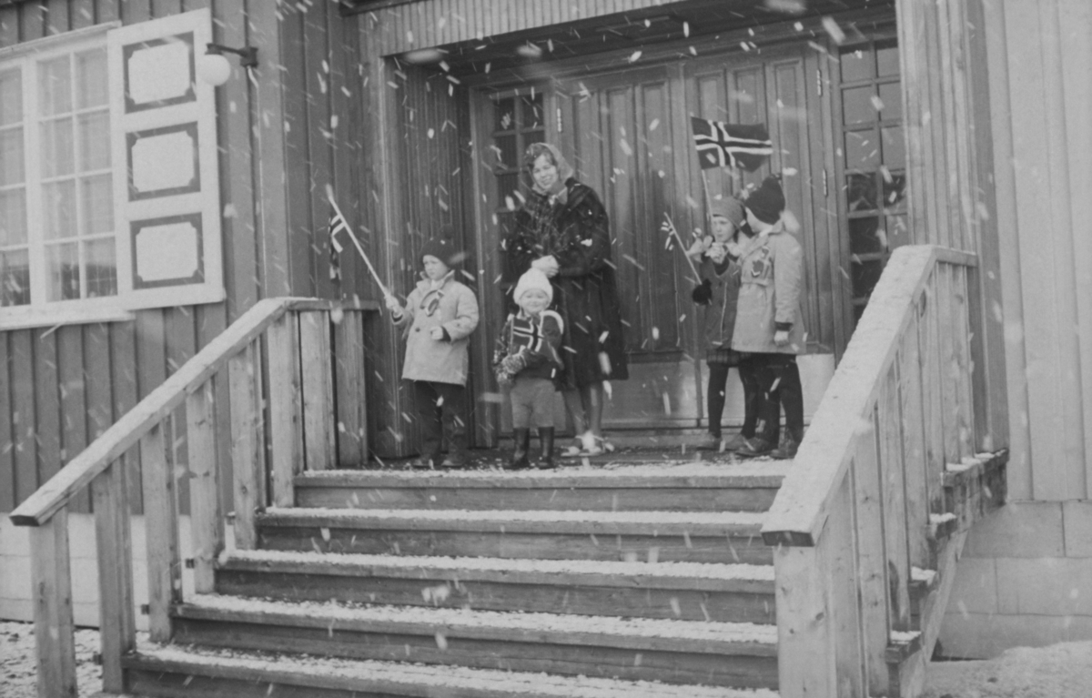 17. mai-snø 1963. Guttorm Tysnes, Knut Tysnes, Ragne Tysnes, Ragnhild Wien Tysnes