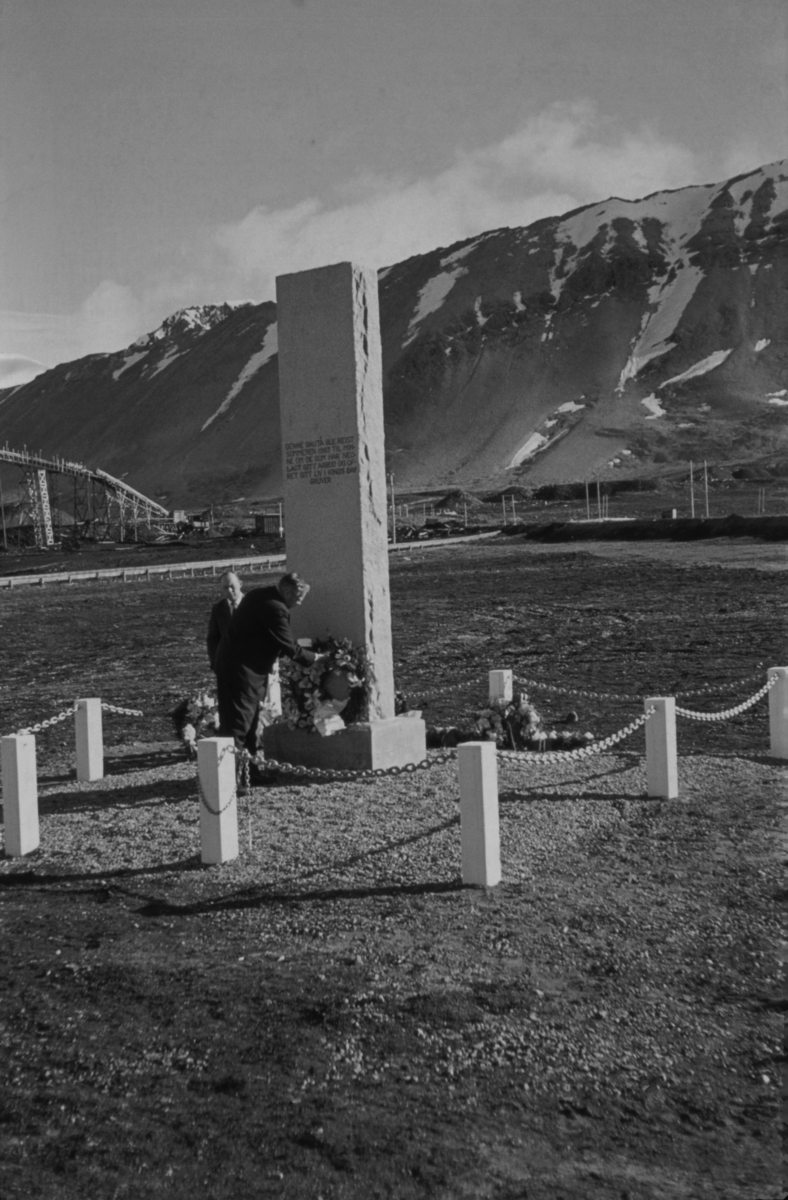 Bautaavduking i Ny-Ålesund juli 1963. Bautaavduking i Ny-Ålesund juli 1963.