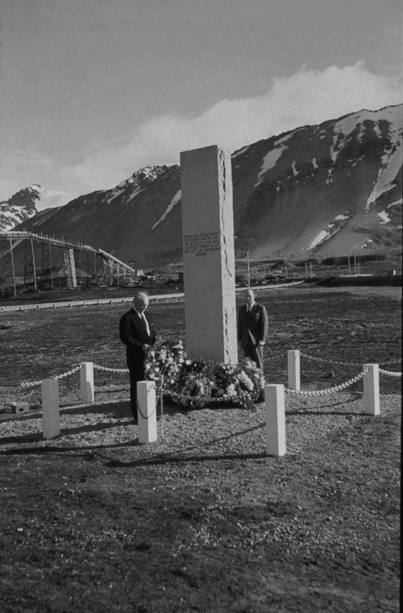 Bautaavduking i Ny-Ålesund juli 1963. Bautaavduking i Ny-Ålesund juli 1963.