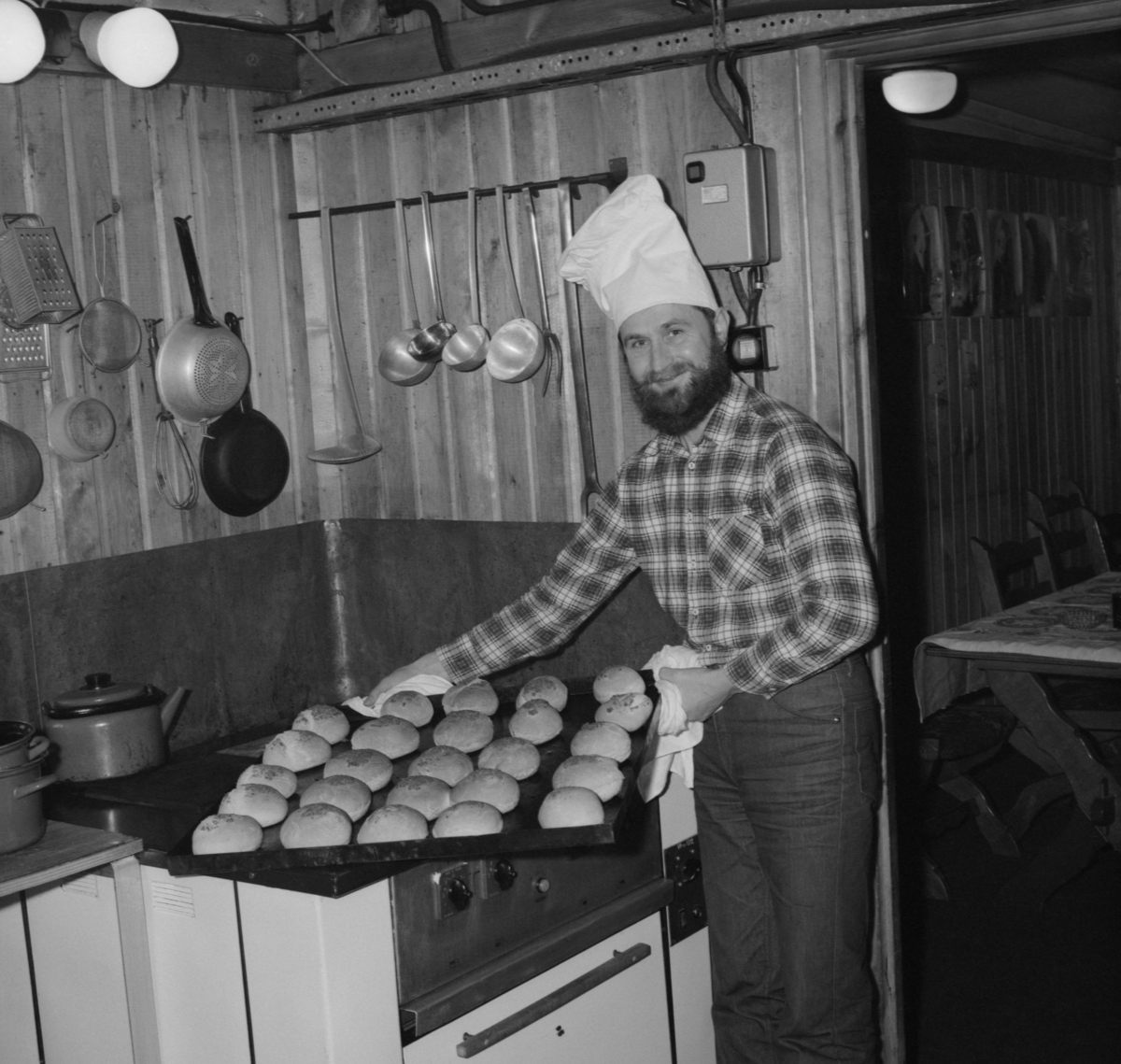 Baking av rundstykker i den polske forskningsstasjon.