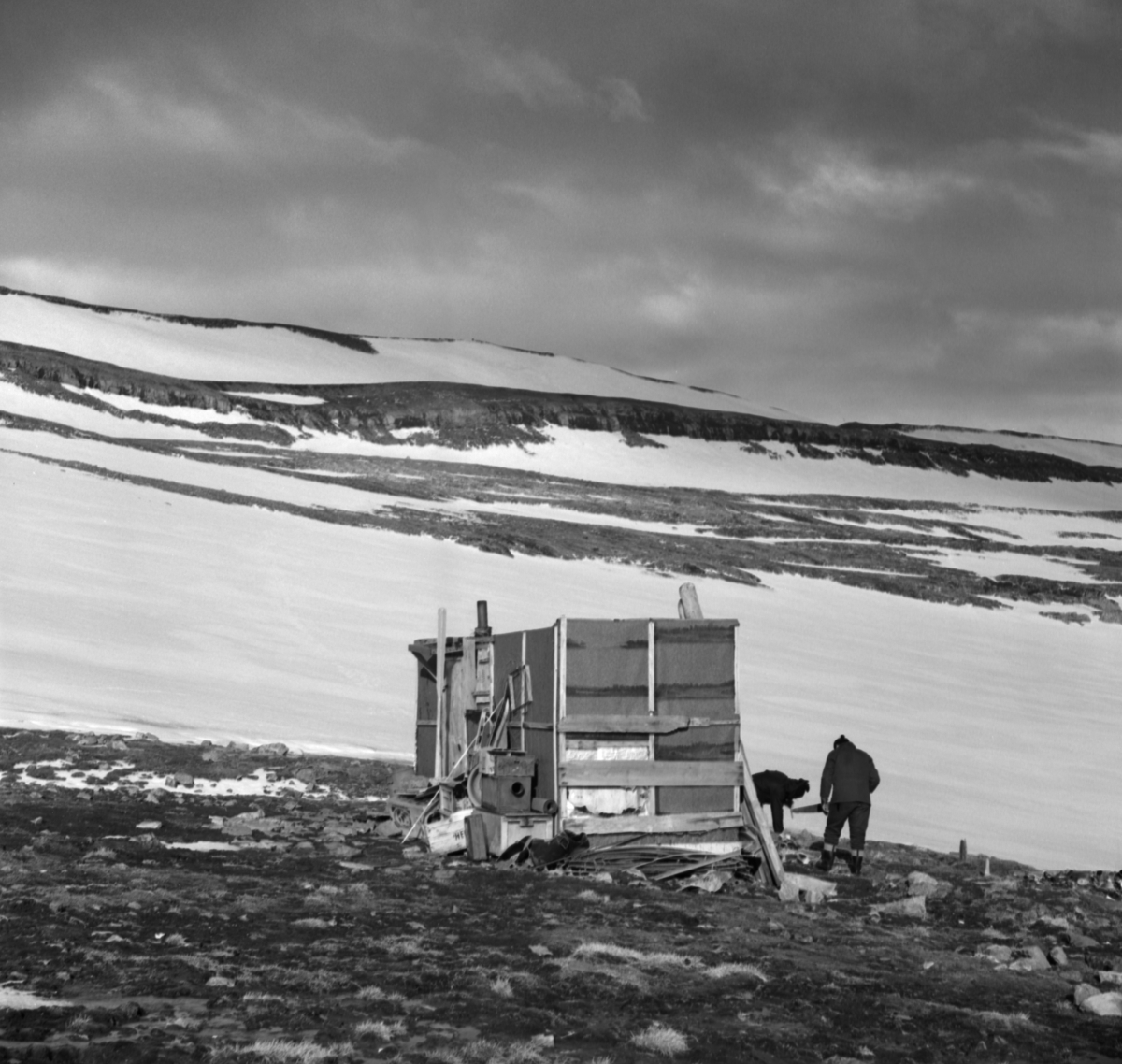 Arbeid ved hytte på Treskelen.Polsk forskerhytte. ID: 131157