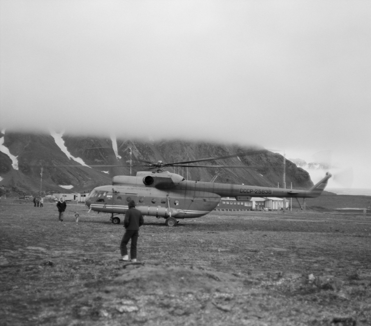 Russisk helikopter på besøk i den polske forskningsstasjon.