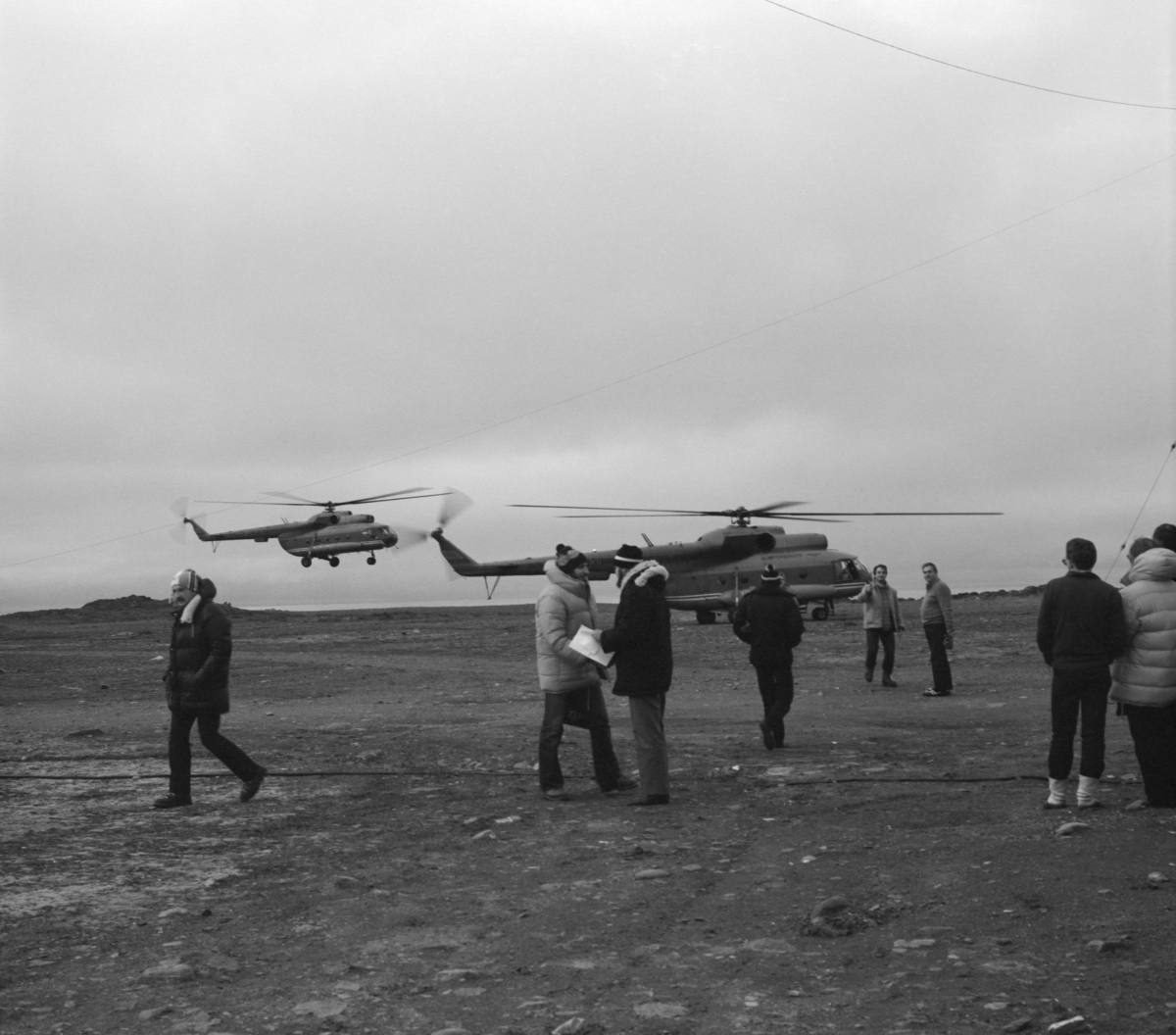 Russisk helikopter på besøk i den polske forskningsstasjon.