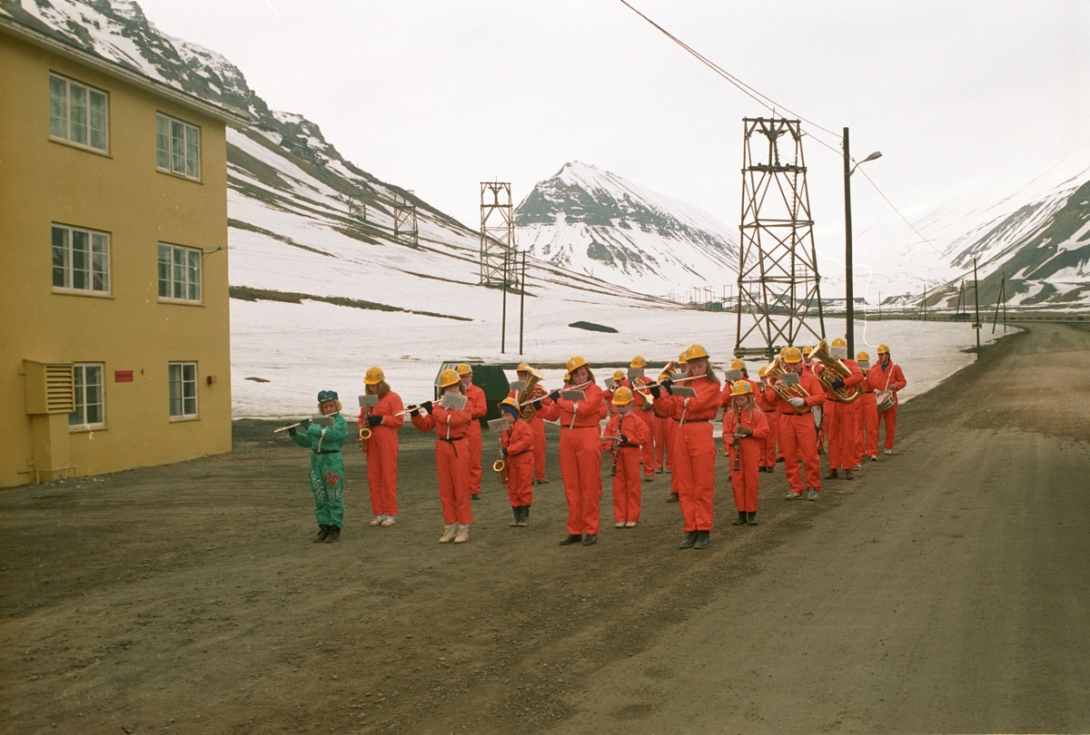 17. mai i Longyearbyen. Gruvekorps.