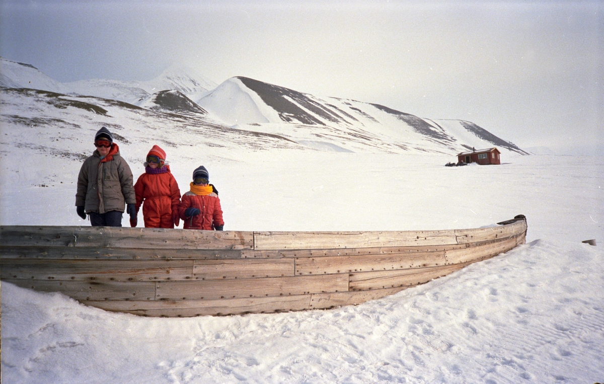 Barn i et gammel båt.