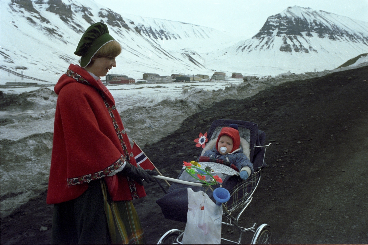 17. mai i Longyearbyen. Anne Lise Klungseth Sandvik med sønnen Mads.