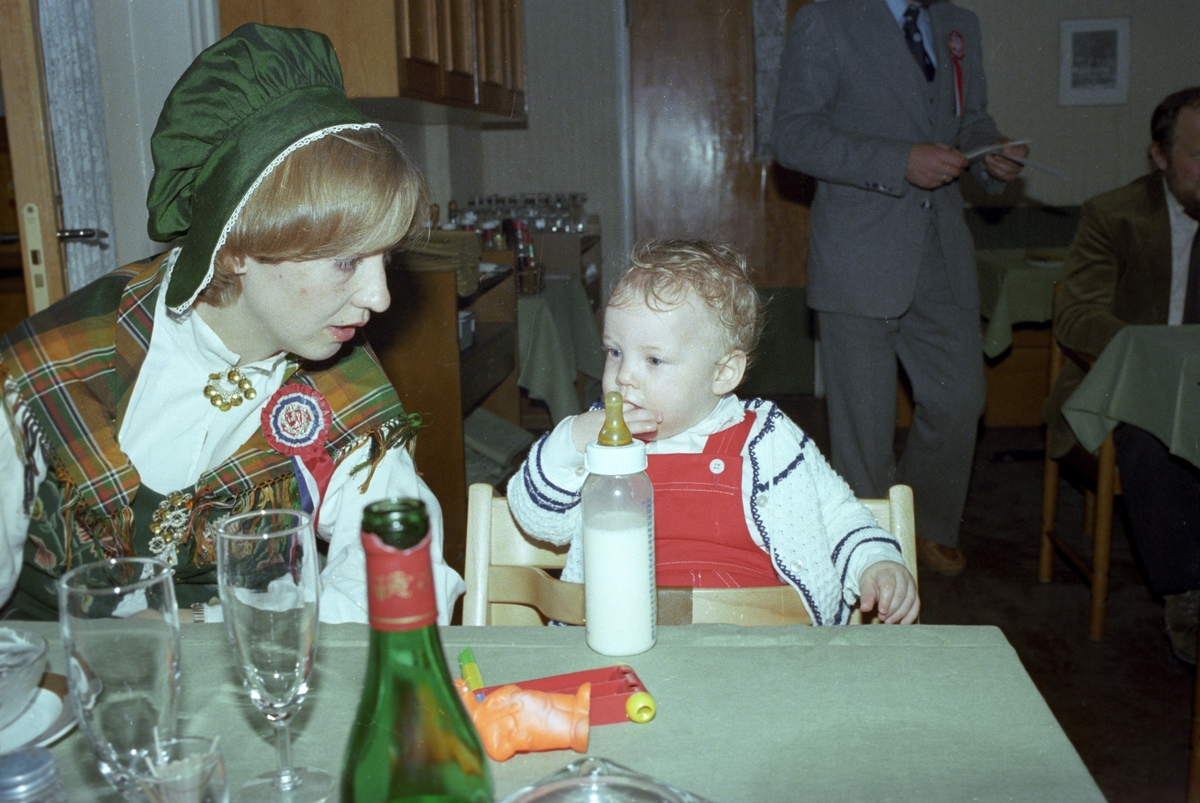 17. mai i Longyearbyen. Anne Lise Klungseth Sandvik med sønnen Mads.