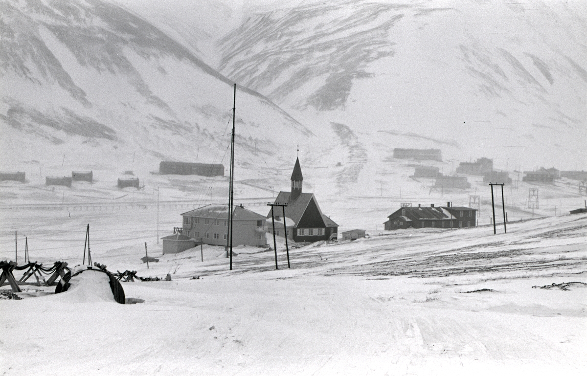 Svalbard kirke og Gamle Sykehus. Haugen i bakgrunnen til høyre. Ny bebyggelse i Lia.