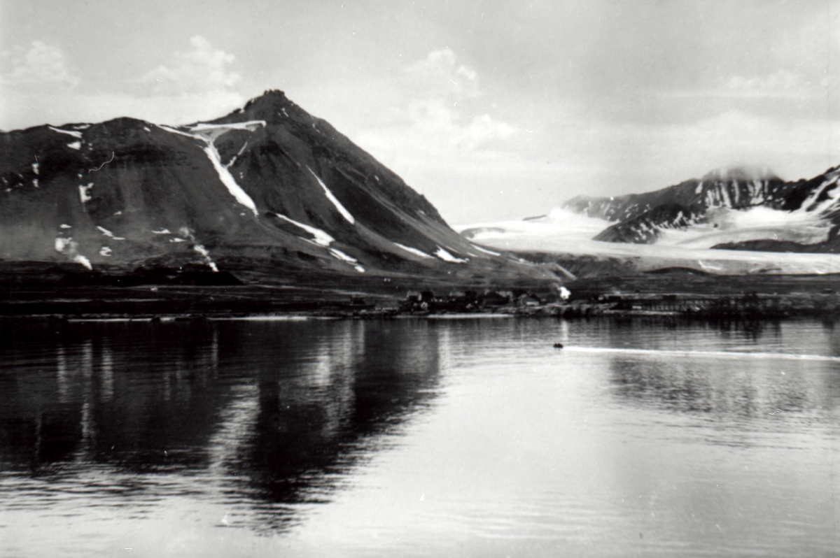 Ny-Ålesund sett fra sjøen.