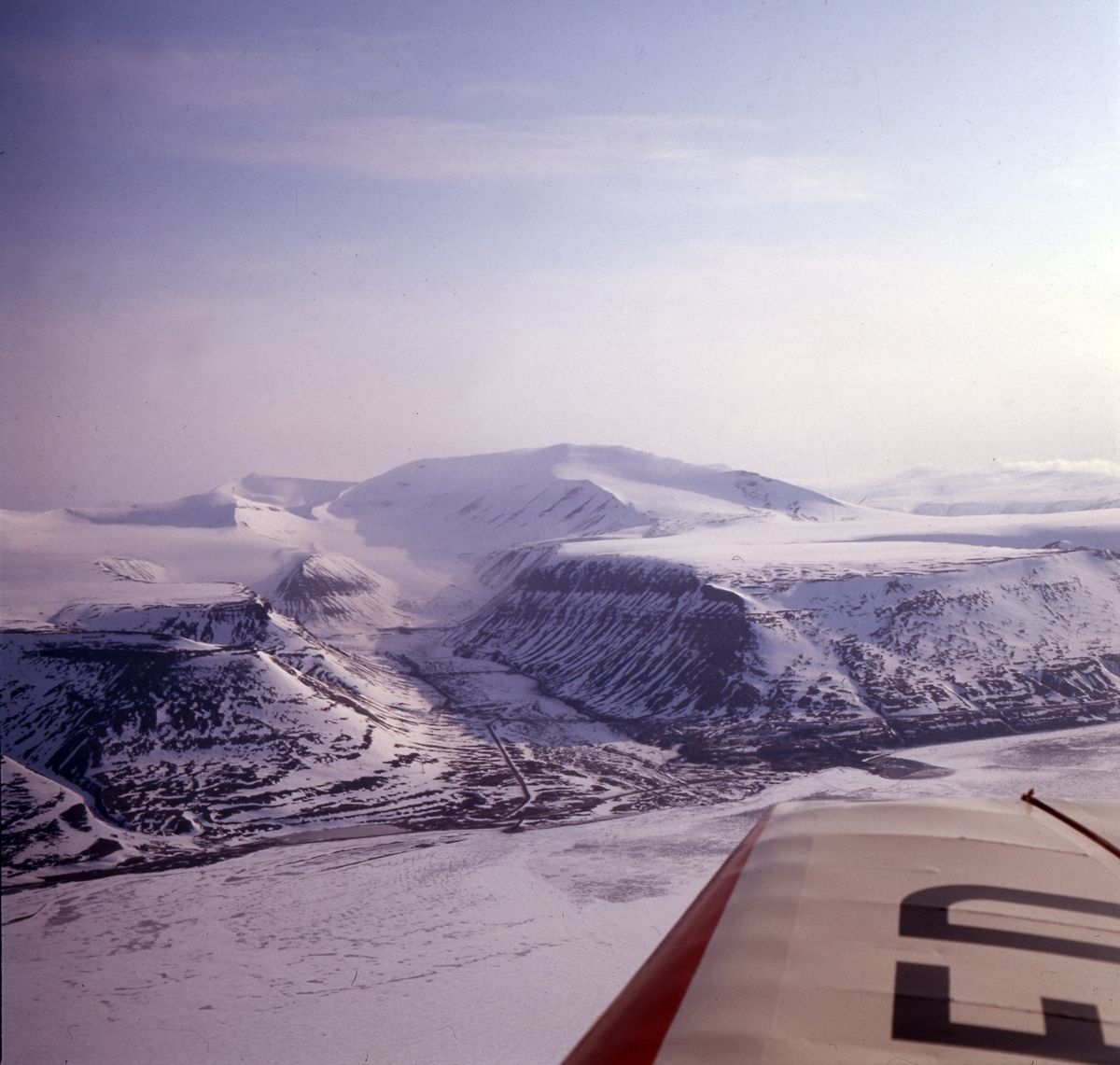 Longyearbyen sett fra fly.