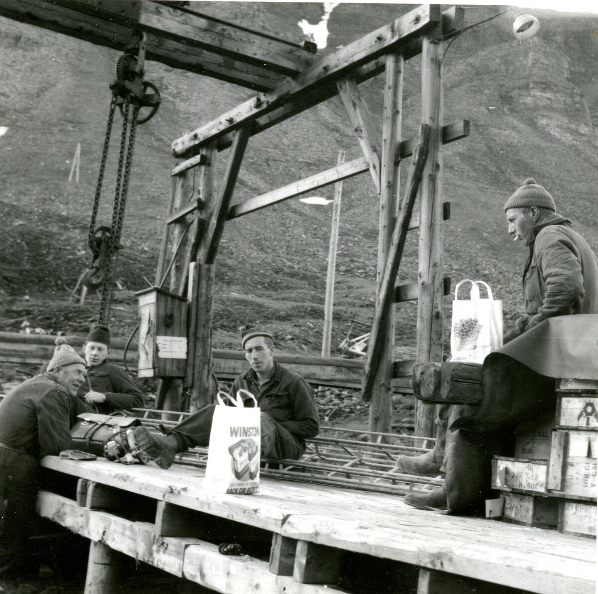 Venter på fjellheisen til Gruve 2b