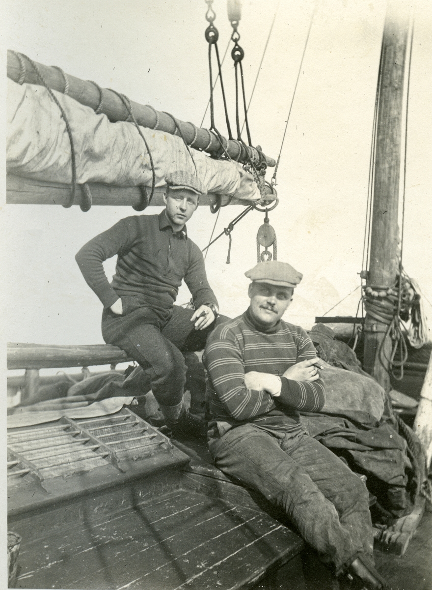 Jens Kristoffer Bay til venstre ombord på en seilskute på Svalbard. I 1914-15 var han sjef for en overvintringsekspedisjon på Svalbard.