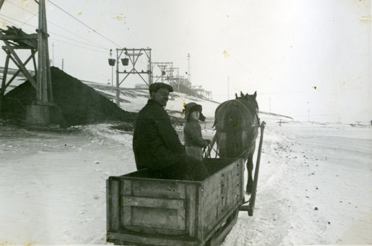 Mann og gutt på tur med hest og vogn i Longyearbyen i 1940/41.  Bildet er fra Jens A. Bay sin bildesamling. Han overvintret på Svalbard i 1940/41.