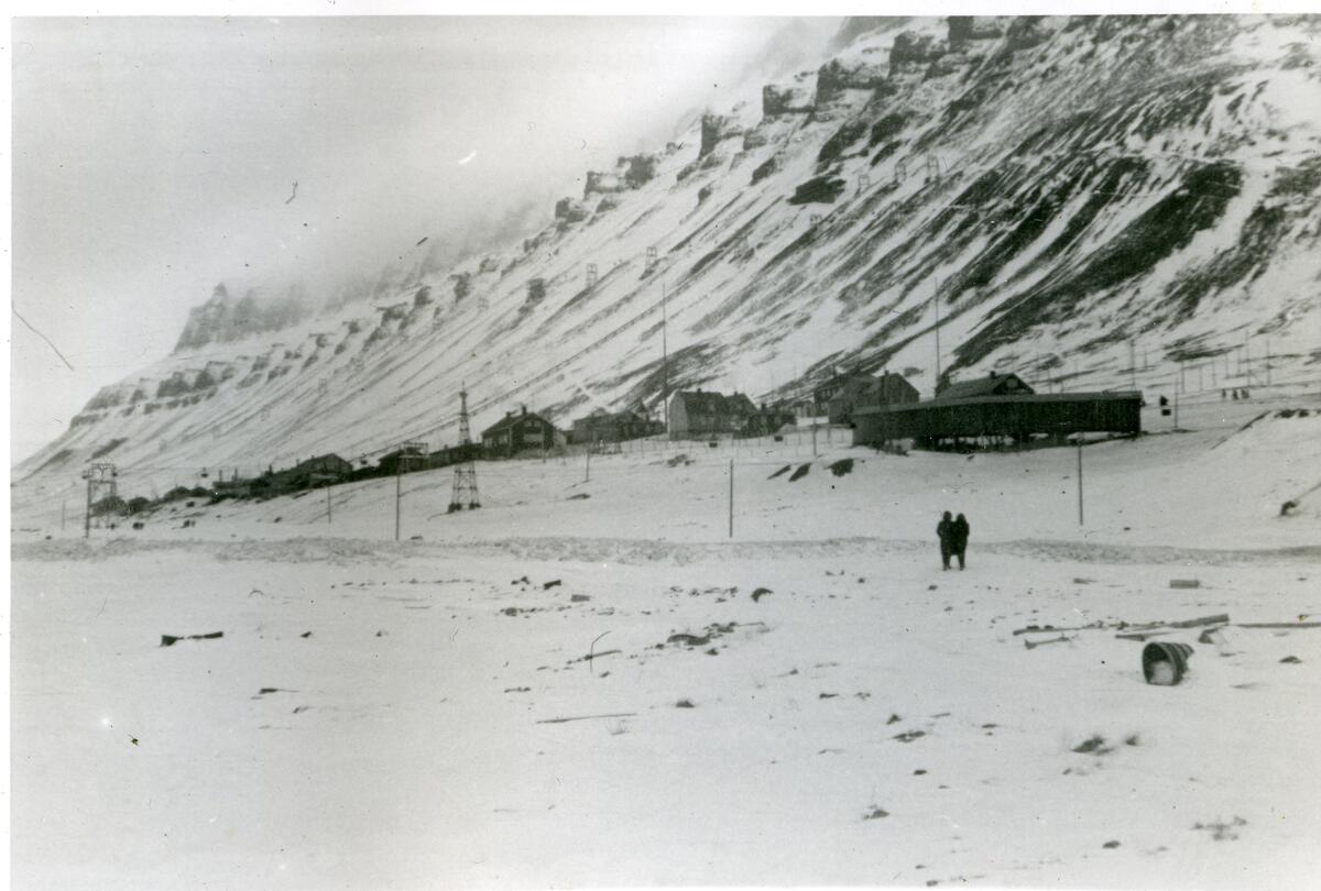 Oversiktsbilde over Longyearbyen vinteren 1941. Bilde fra albumet til Jens A. Bay, som bodde i Longyearbyen vinteren 1940/41.