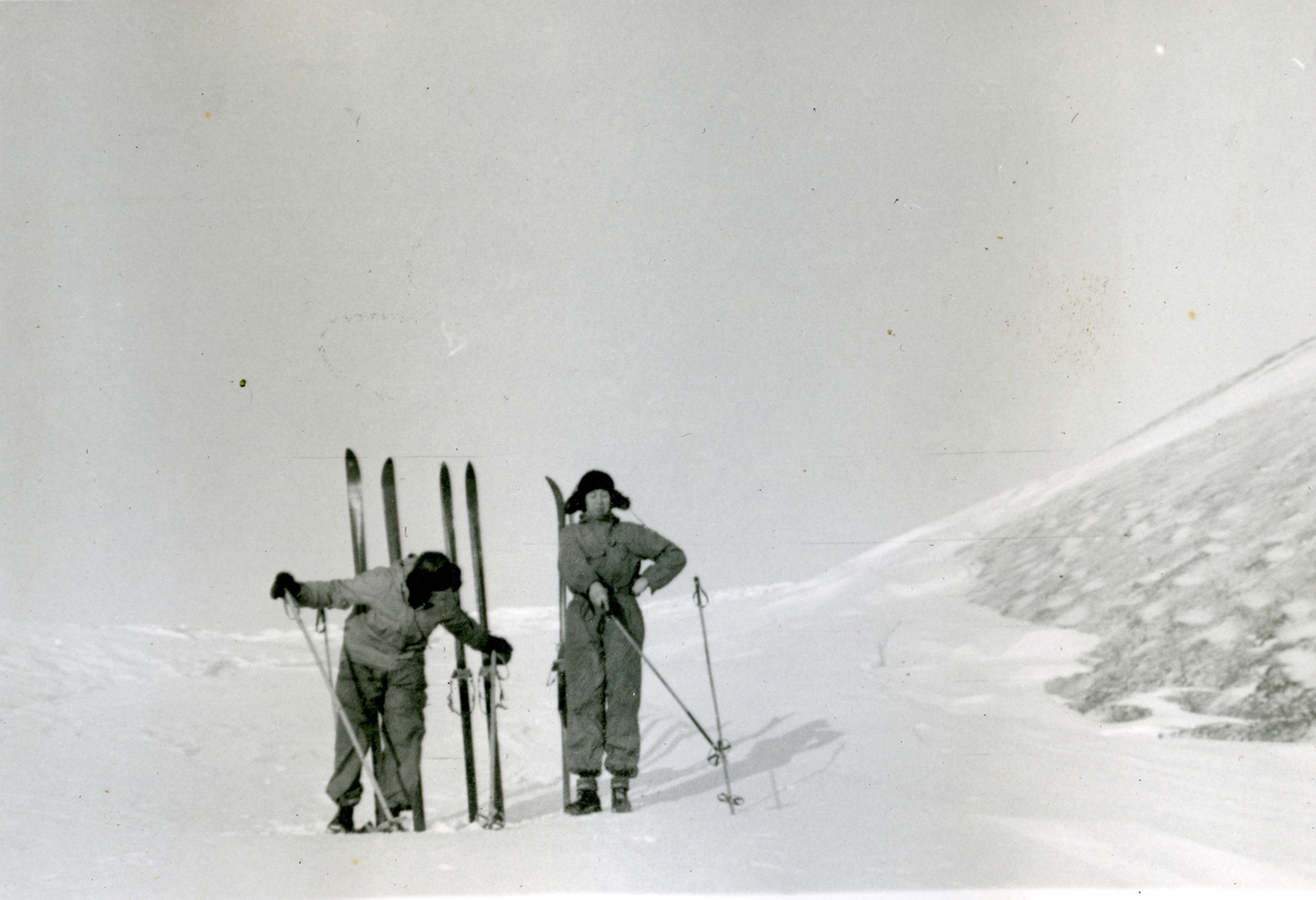 Jens A. Bay med venner på ski i området rundt Longyearbyen vinteren 1941. Bilde fra albumet til Jens A. Bay, som arbeidet som gruvearbeider i Longyearbyen vinteren 1940/41.