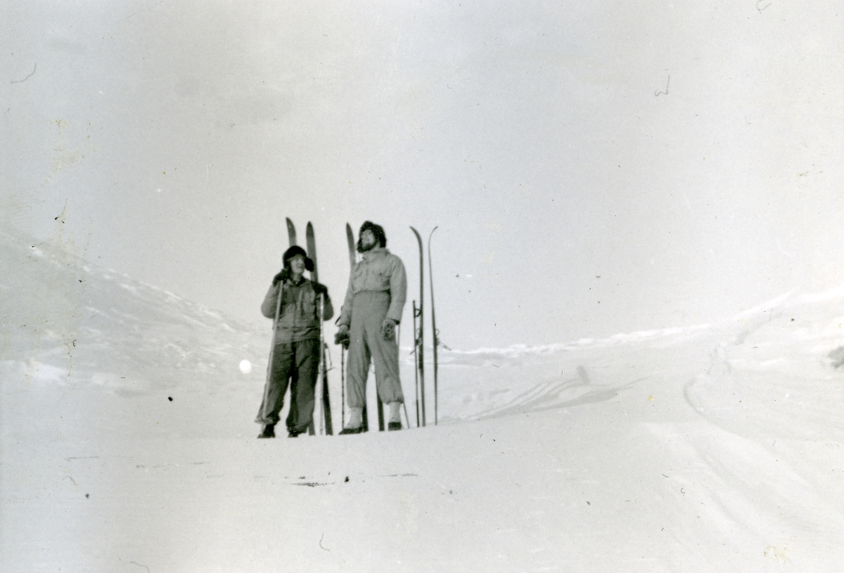 Jens A. Bay med venner på ski i området rundt Longyearbyen vinteren 1941. Bilde fra albumet til Jens A. Bay, som arbeidet som gruvearbeider i Longyearbyen vinteren 1940/41.