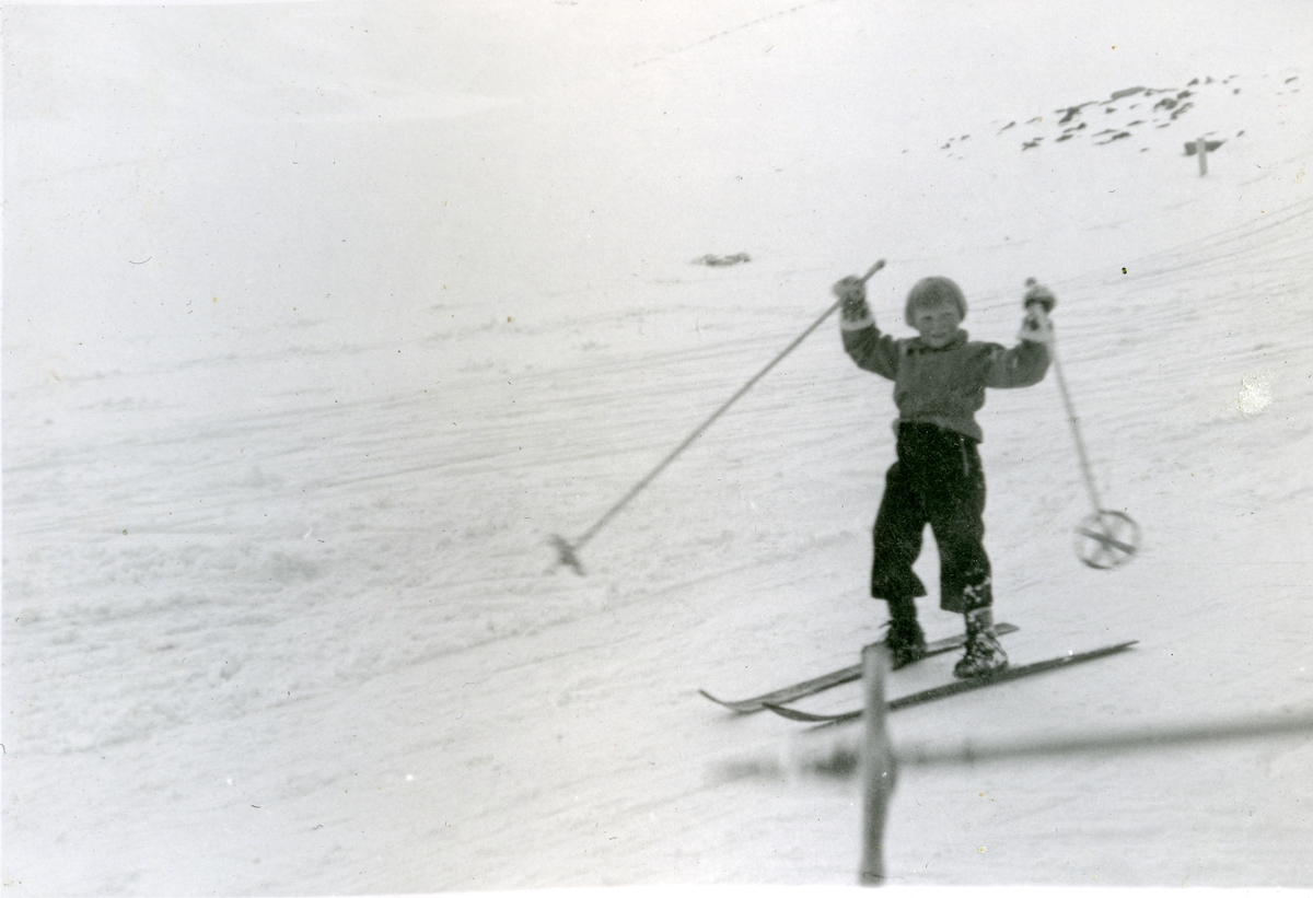 Skirenn i Longyearbyen vinteren 1941. En jente på ski. Bilde fra albumet til Jens A. Bay, som arbeidet som gruvearbeider i Longyearbyen vinteren 1940/41.