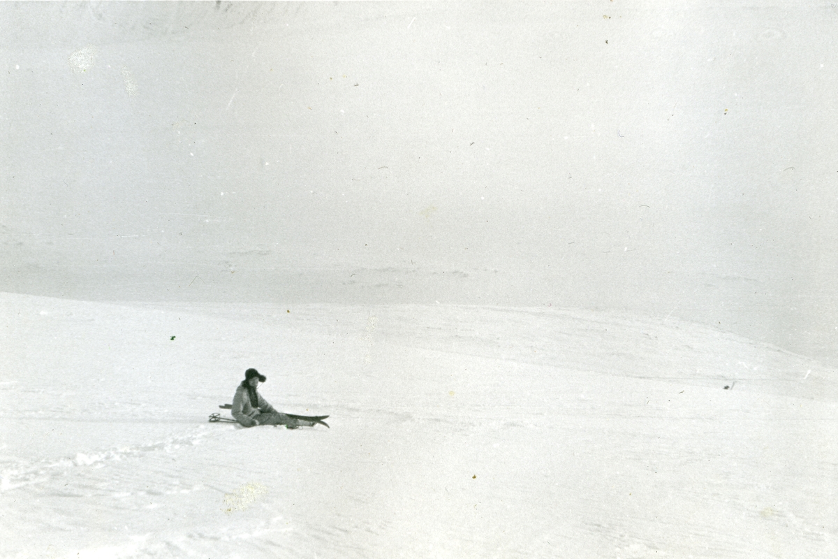 Skirenn i Longyearbyen vinteren 1941. Bilde fra albumet til Jens A. Bay, som arbeidet som gruvearbeider i Longyearbyen vinteren 1940/41.