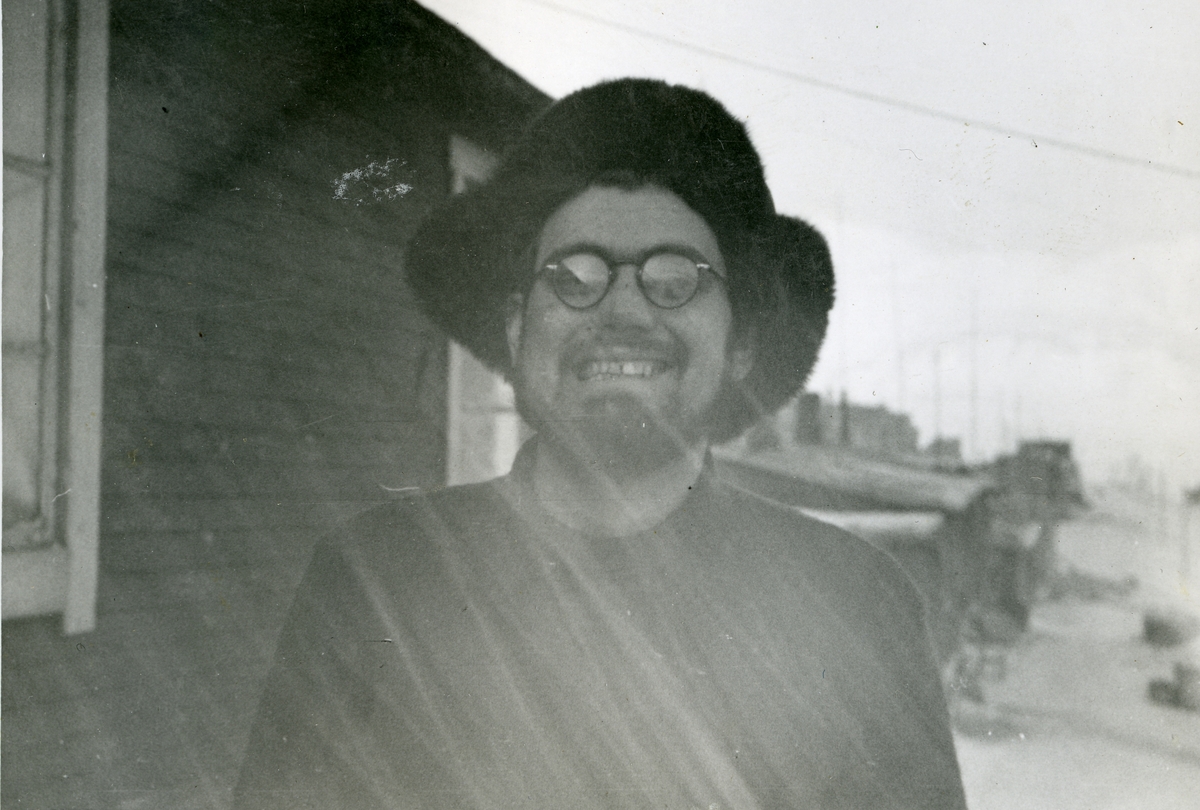 En av vennene til Jens A. Bay i Longyearbyen våren 1941. Bilde fra albumet til Jens A. Bay, som arbeidet som gruvearbeider i Longyearbyen vinteren 1940/41.