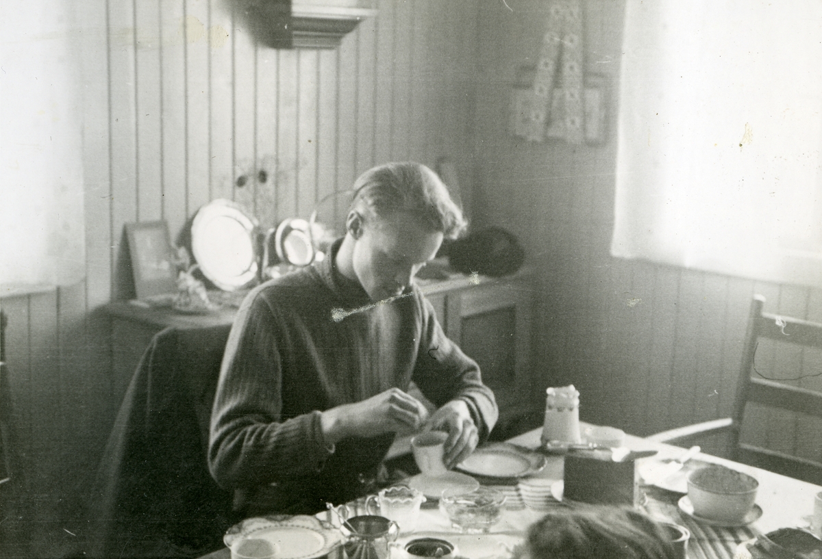 En av vennene til Jens A. Bay ved frokostbordet  i Longyearbyen våren 1941. Bilde fra albumet til Jens A. Bay, som arbeidet som gruvearbeider i Longyearbyen vinteren 1940/41.