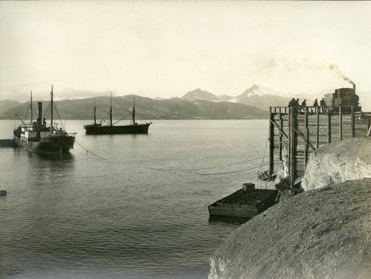 D/S Stensaas til venstre og et annet skip(muligens barken Vega som ble brukt til kaifundament) på fjorden ved Ny-Ålesund ca.1920. Kaia er under bygging, lokomotiv med vogn på kaia. Kaia ble fullført i 1920. Lastepram nedenfor kaia. Bildene er fra Jens Kristoffer Bays bildesamling.  I 1914-15 var han sjef for en overvintringsekspedisjon på Svalbard, og i 1917-1921 var han disponent for Store Norske Kull Kompani A/S. Han har sannsynligvis også vært der om somrene i 1911, 1912, 1913 og 1914.