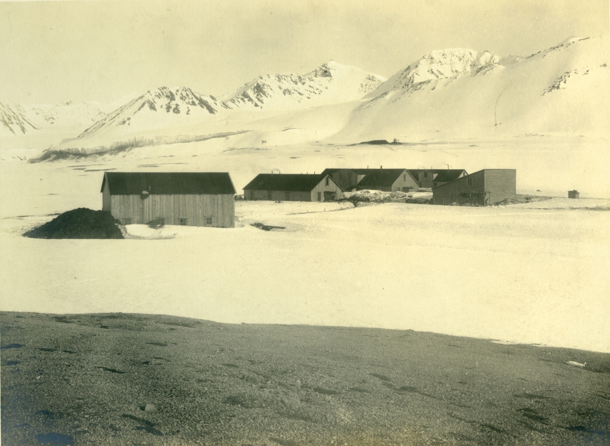 Hus i Ny-Ålesund ca.1917 Bildene er fra Jens Kristoffer Bays bildesamling.  I 1914-15 var han sjef for en overvintringsekspedisjon på Svalbard, og i 1917-1921 var han disponent for Store Norske Kull Kompani A/S. Han har sannsynligvis også vært der om somrene i 1911, 1912, 1913 og 1914.