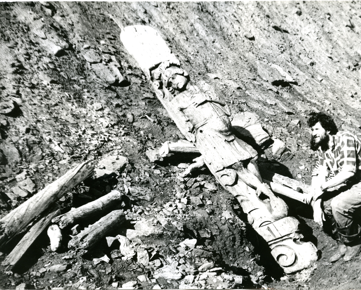 Bilder fra Aleksandr Glumovs funn av atlant i Woodfjorden 1989. Tekst bakpå bilde: Den lykkelige finner ved sitt funn. Woodfjorden 5.8.1989, A. Glumov Nr. i gjenstandssamling: SVB 4994