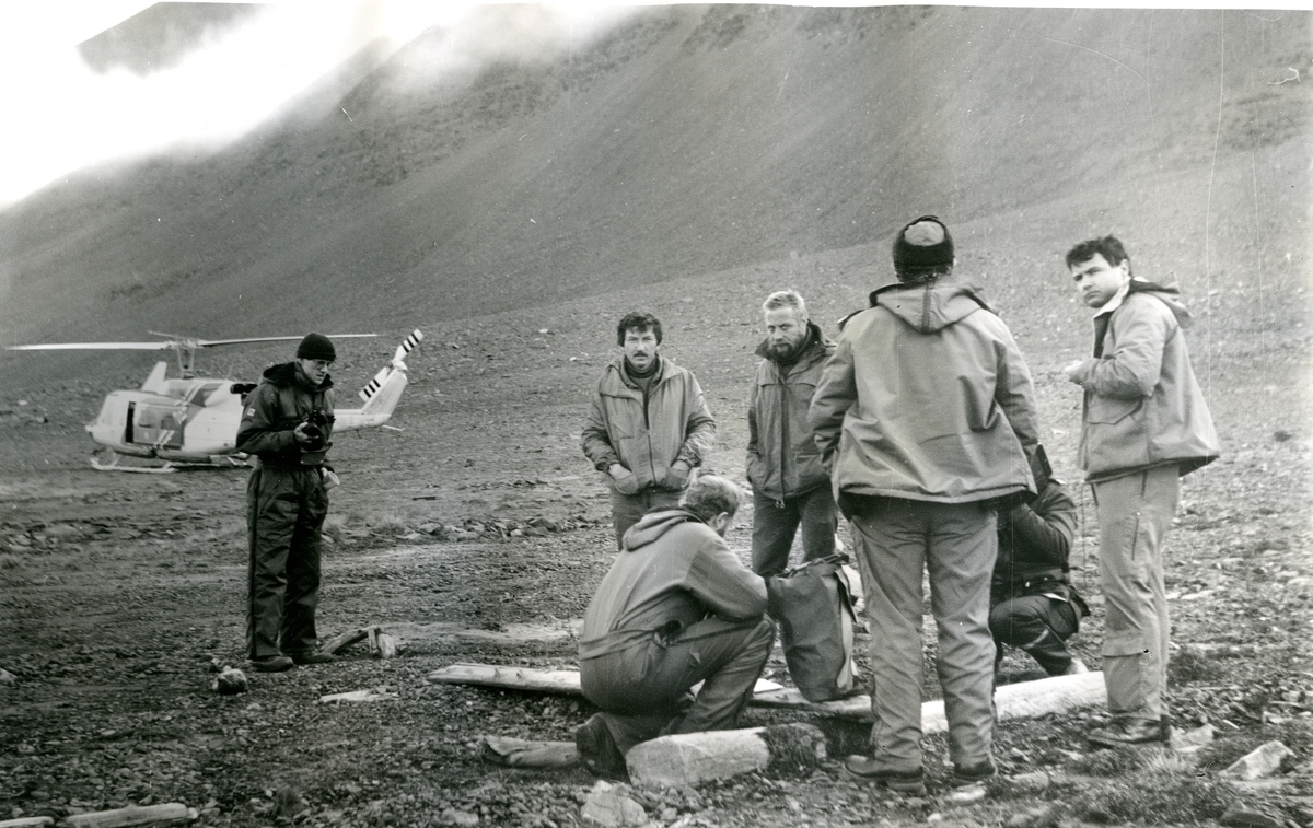 Bilder fra A. Glumovs funn av atlant i Woodfjorden 1990. Nr. i gjenstandssamling: SVB 4994