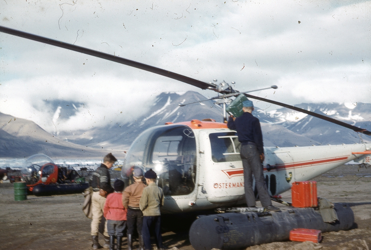 Bilder etter Hans og Astri Torgersrud som bodde i Longyearbyen i perioden 1955-1961